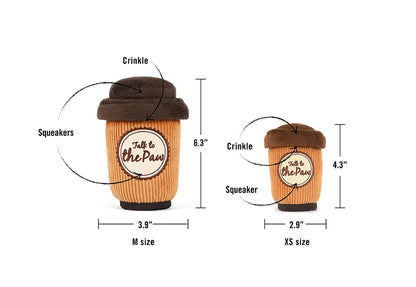 Gioco cane P.L.A.Y. - dettaglio squeaker e tessuto crinkle sulla tazza da caffè